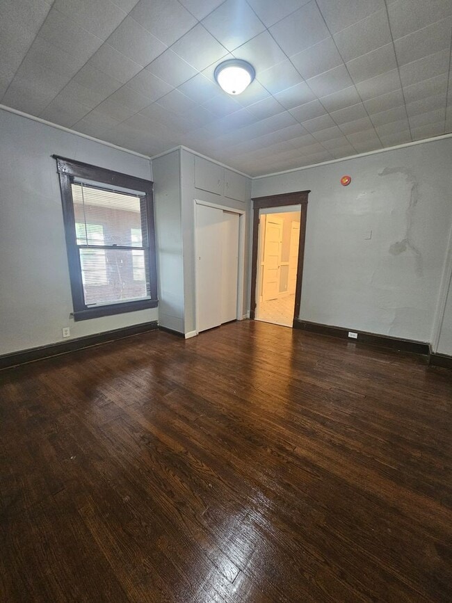 Building Photo - 1603 W 10th St