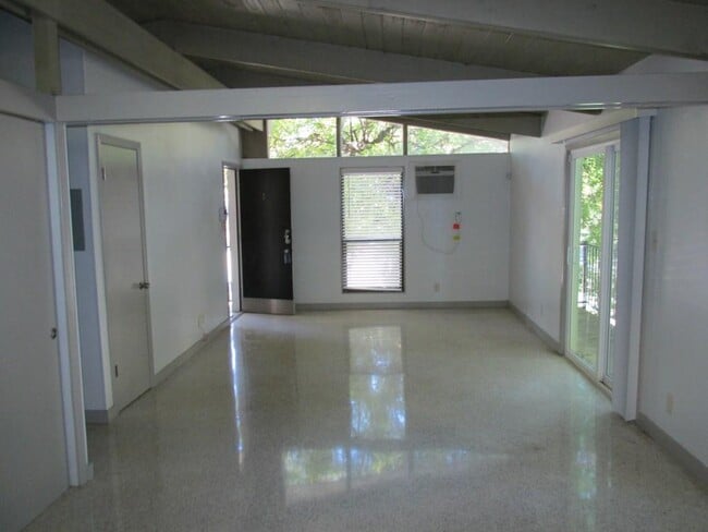 Building Photo - 506 W 7th St