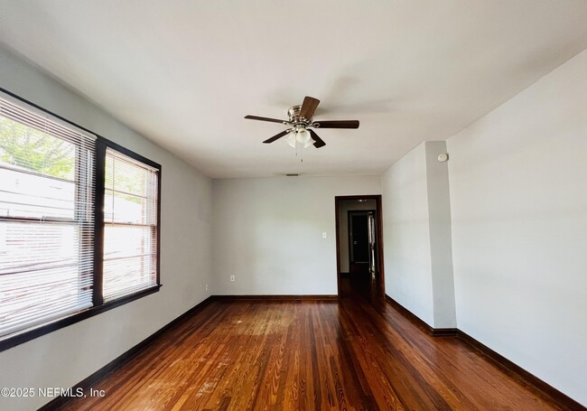 Foto del edificio - 2569 Myra St