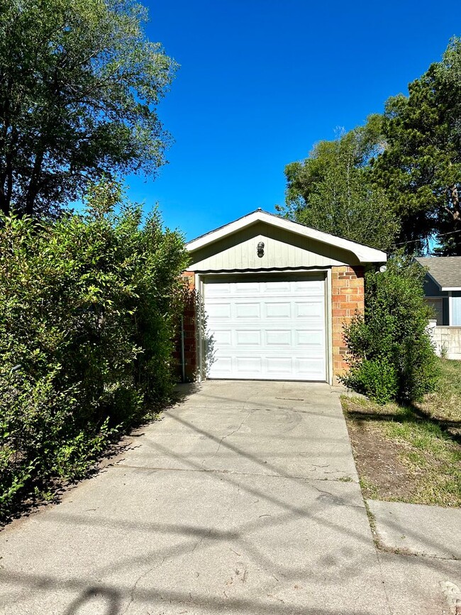 Building Photo - 1212 E Uintah St