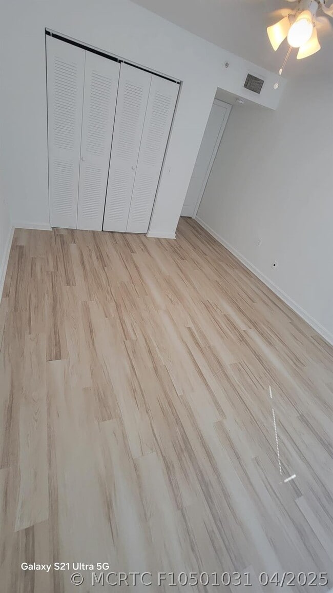 Building Photo - 1220 Villa Cir