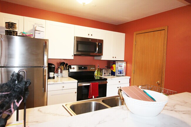 Building Photo - 1352 Cunat Ct