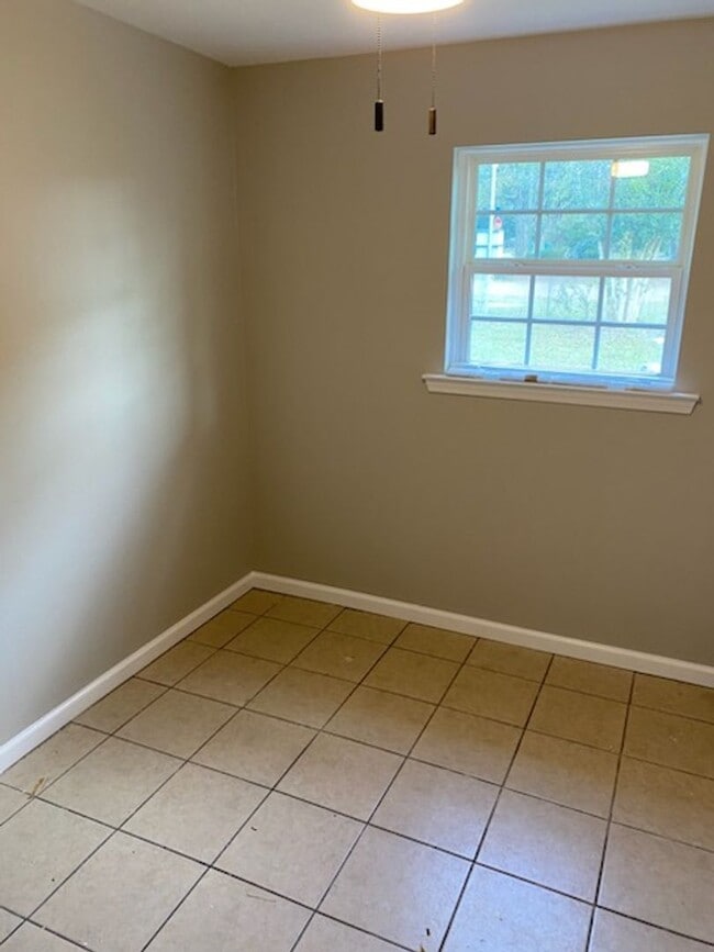 Building Photo - Available Now *PET FRIENDLY*