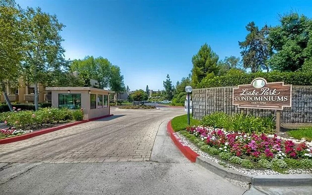 Foto principal - Two Bedroom Available in Beautiful Lake Pa...