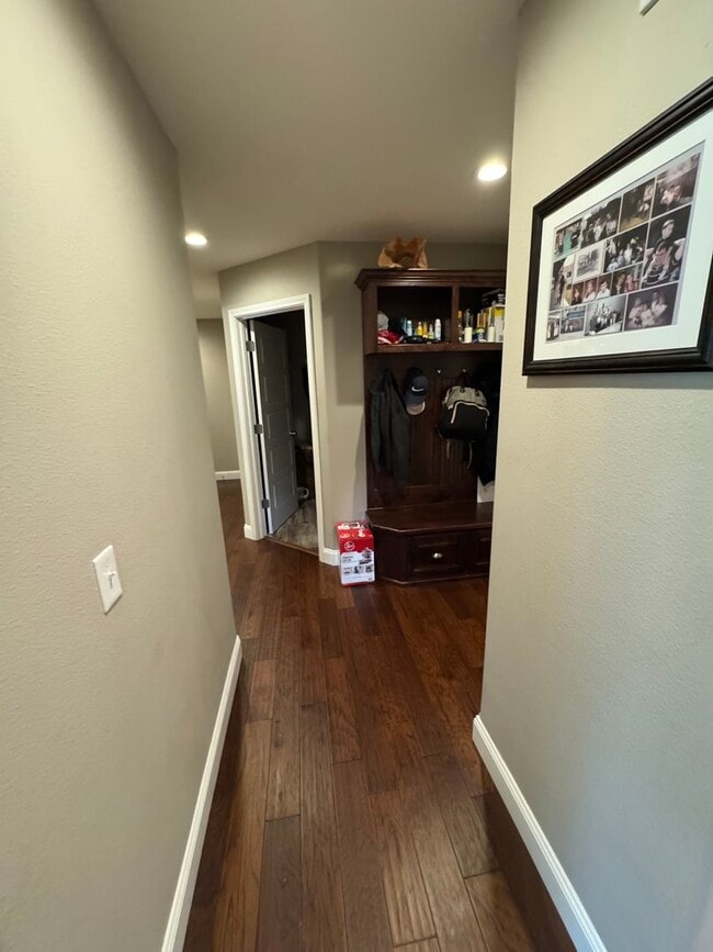 Foto del edificio - 4 Bedroom | 2 Bathroom | 3 Car Garage| Springfield MO | Fire Place | Covered patio!