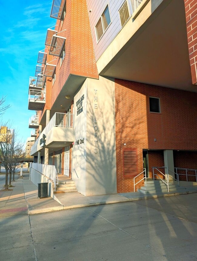 Building Photo - Downtown Living