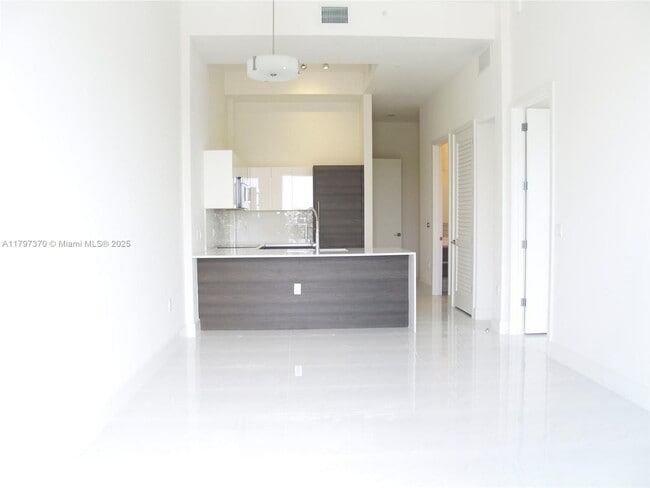 Foto del edificio - 301 Altara Ave