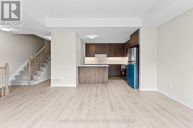 Building Photo - 712 Parnian Private