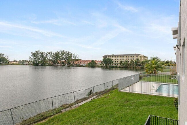Foto del edificio - 9915 W Okeechobee Rd