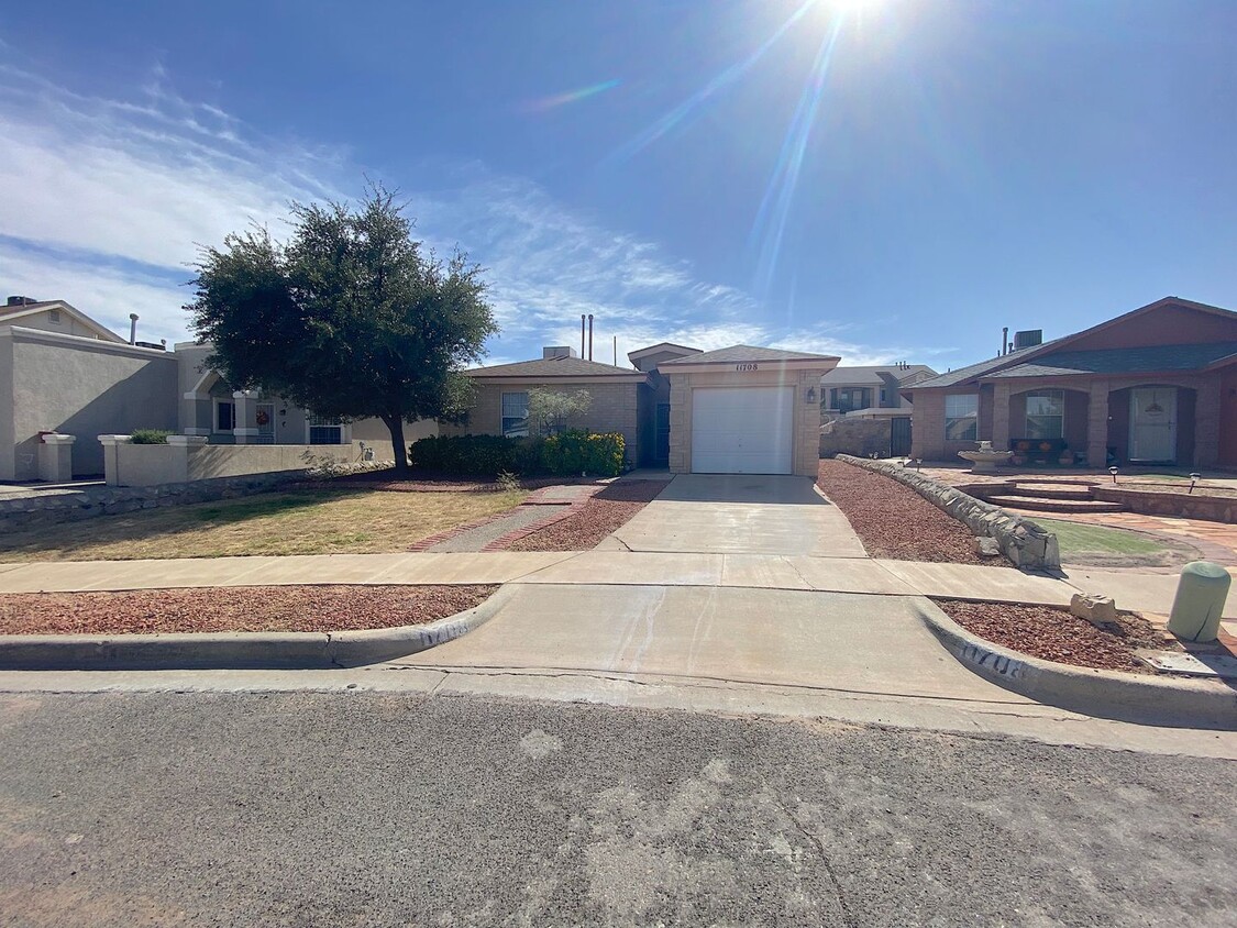 Foto principal - East El Paso 3 bed 2 bath