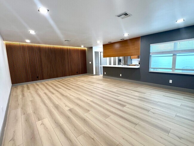 Foto del edificio - 2bd 2bath newly remodeled townhouse - Avai...