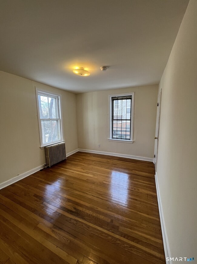 Foto del edificio - 218 Flax Hill Rd