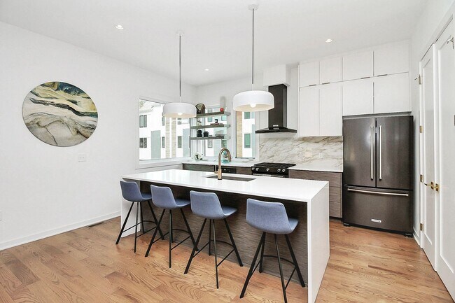 Foto del edificio - Indulge in luxury with this spacious corne...