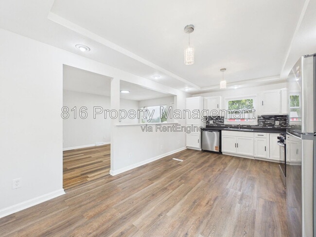 Building Photo - 9109 E 44th St
