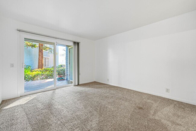 Foto del edificio - Meticulously Maintained 1 Bedroom Condo in a Wonderful Neighborhood in Orange