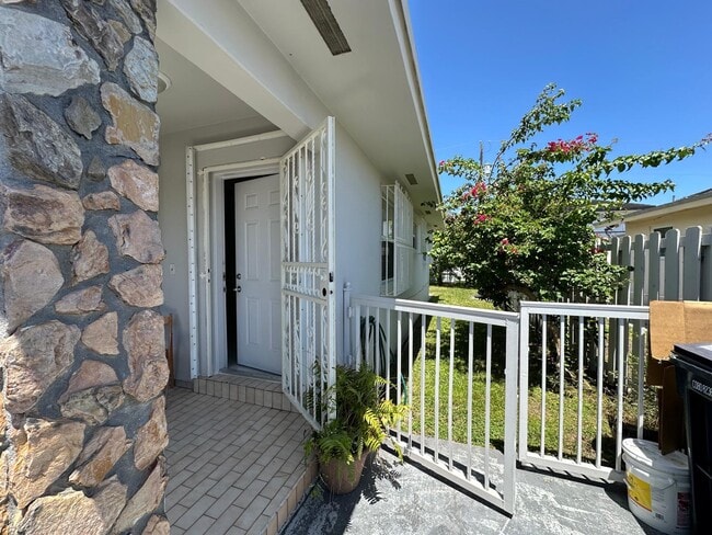 Building Photo - 881 SW 66th Ave