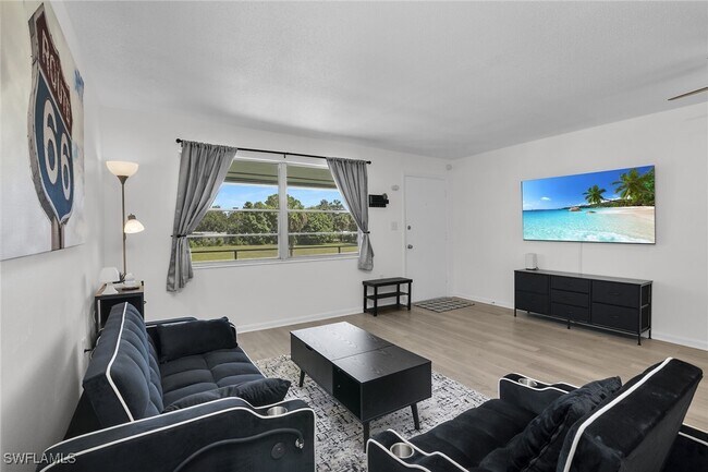 Foto del edificio - 3225 E Riverside Dr