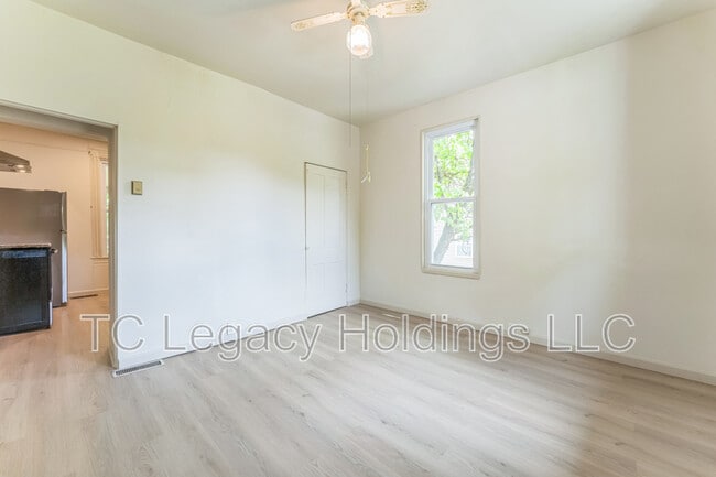 Building Photo - 907 Floral Ave