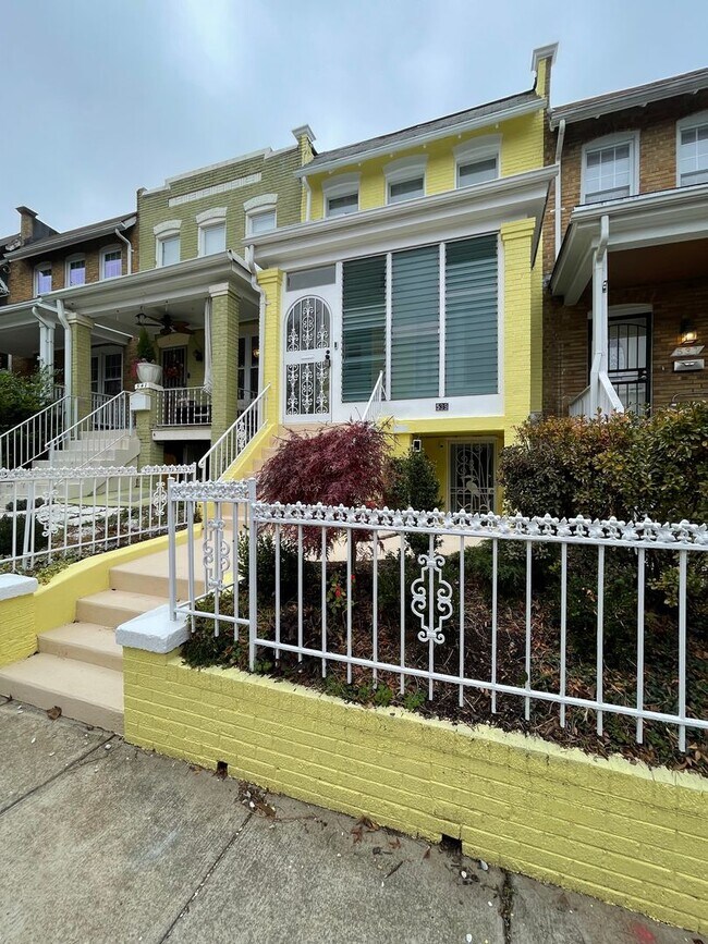 Foto del edificio - Charming 1928 Row Home for Rent with Modern Amenities — 3 Bedroom 2 Full Bath w/ 2 Half Baths, 2 ...