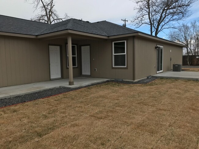 Building Photo - Newer Construction Duplex!!