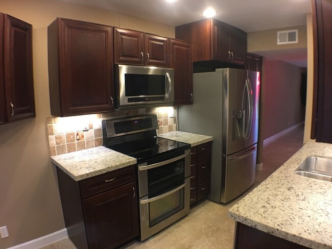 Building Photo - Best Two Bedroom Townhouse in Coral Springs