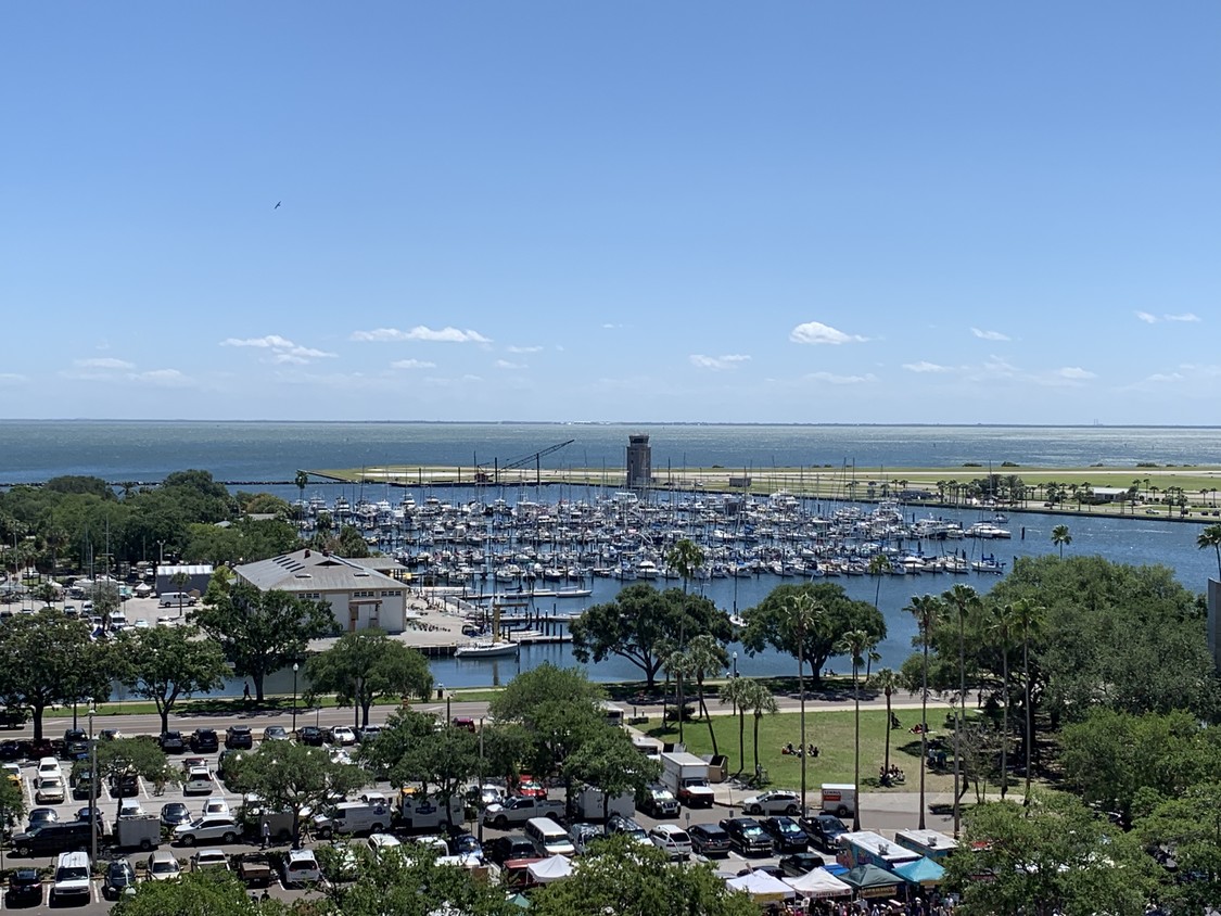 Views - 175 1st St S