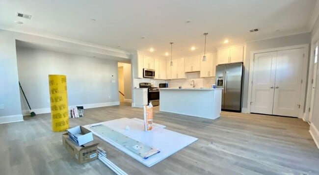 Building Photo - Charming 3 Bedroom-