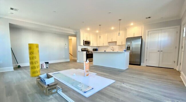 Foto del edificio - Charming 3 Bedroom-No Broker  Fee