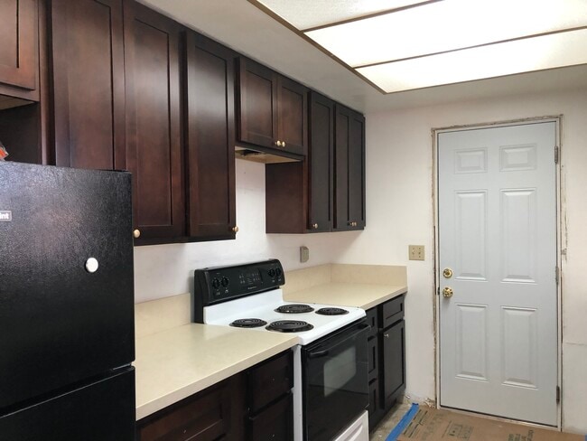 Kitchen Stove Side - 888 Ponderosa Dr