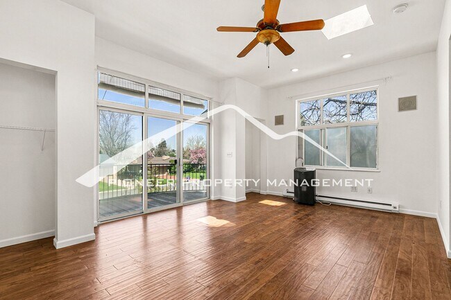 Building Photo - Spacious Home with Fenced Yard and Washer/...