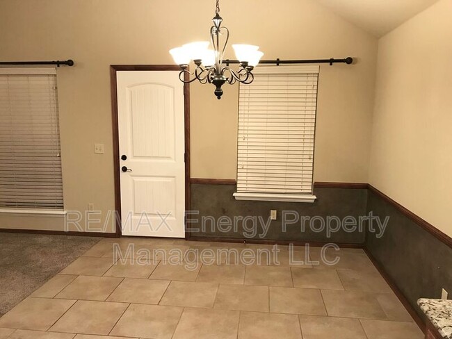 Building Photo - 3500 Arcadia Dr