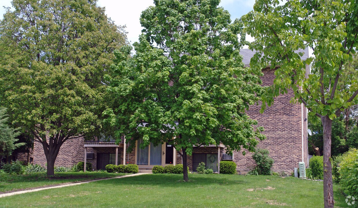Building Photo - 8316-8334 Woodland Dr
