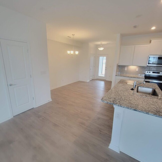 Foto del edificio - 3BR/2BA Townhouse located in Odell Corners...