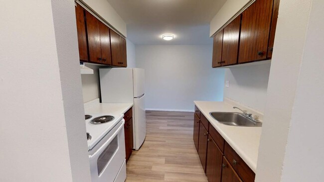 Building Photo - 575 University Av W