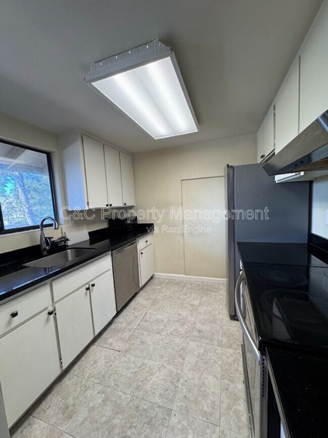 Foto del edificio - 2420 Shadow Ln