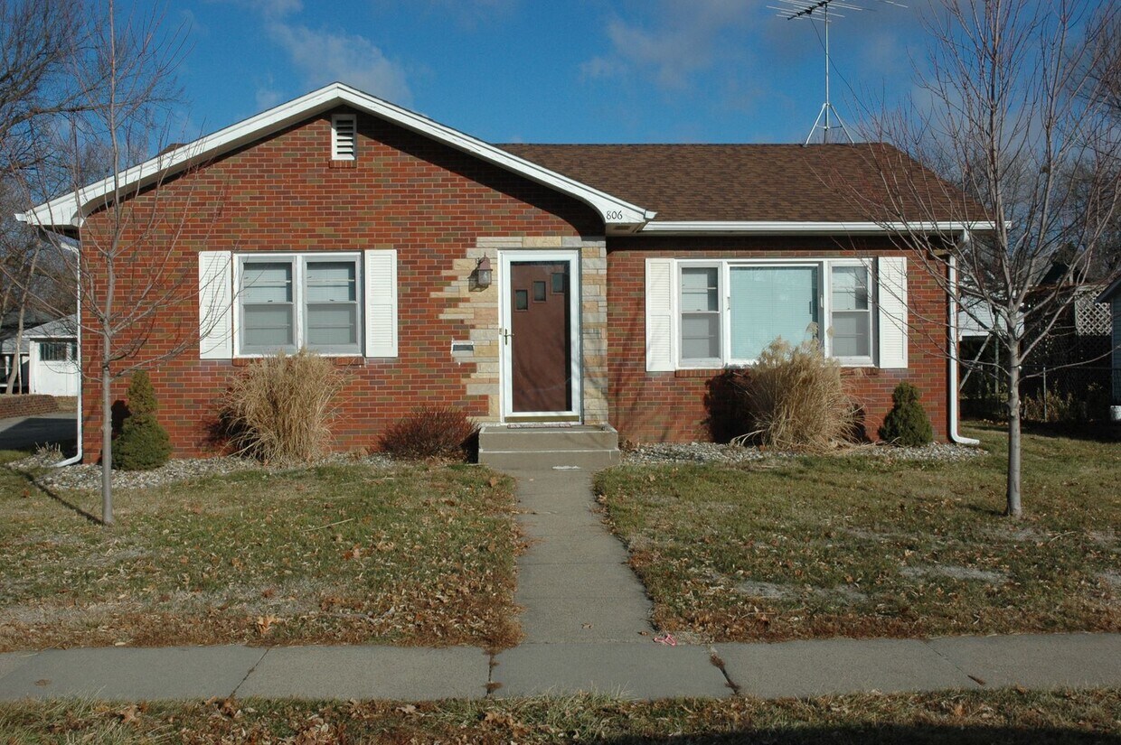 Building Photo - Rent $1375 - 2 Bedroom, 1.5 Bath house wit...