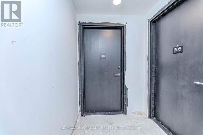 Building Photo - 6-306 Chartwell Rd