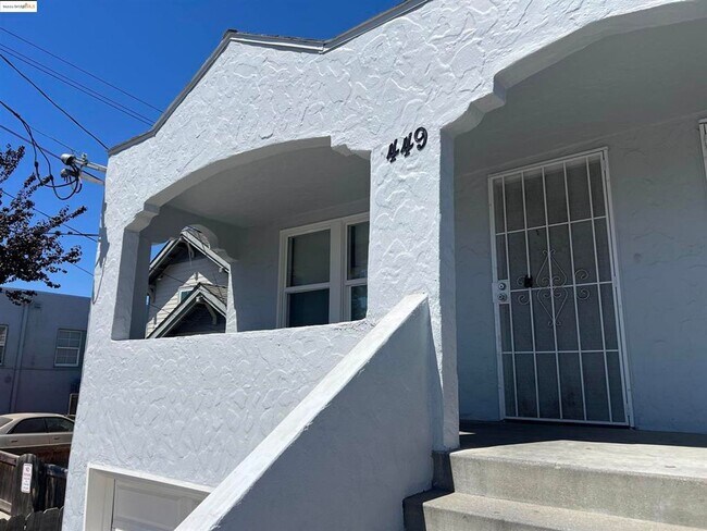 Foto del edificio - Updated split level duplex! Extremely rare 4-bedroom, 2 bathroom offering with over 1500 square f...