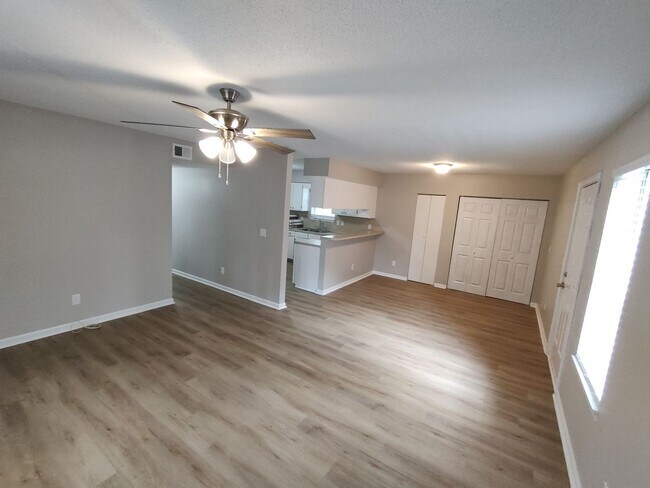 Building Photo - NEWLY RENOVATED 3 Bed/1.5 Bath close to CC...