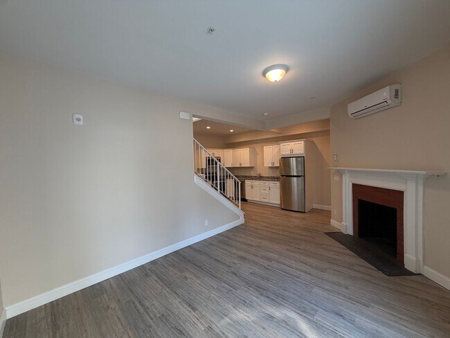 Building Photo - 129 Kenoza Ave