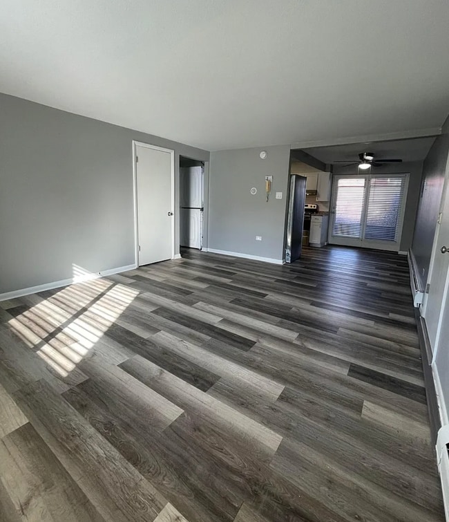 Beautifully Renovated 2 Bedroom Apartment with In-Unit Laundry & A/C - Beautifully Renovated 2 Bedroom Apartment with In-Unit Laundry & A/C