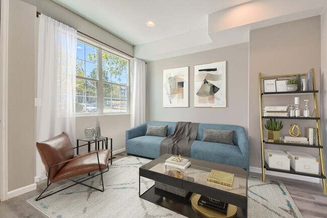 Building Photo - Spacious Townhome Near Edgewater!