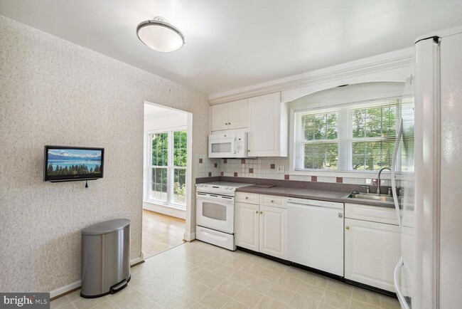 Building Photo - 5916 Greentree Rd
