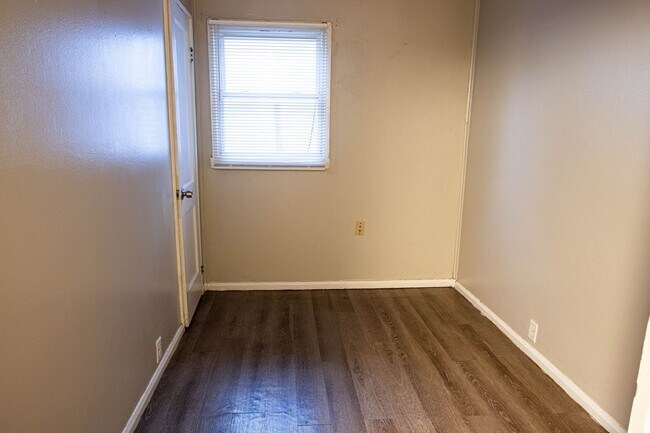 Foto del edificio - 1st full months rent free. 3 Bedroom/1 Bat...