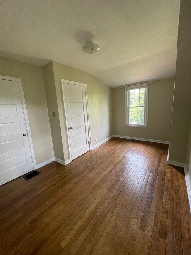 Building Photo - 3 Bedroom/1 Bath Single Family in Suncrest Close to Medical Facilities - Available 8/05/2026