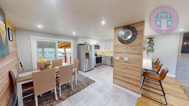 Building Photo - 3 Bedroom Possibly 4 Bedrooms - Luxury Upd...