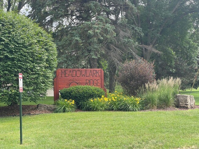 Foto del edificio - Beautifully Redone Modern Townhome with Large Deck, 2-Car Garage, Granite Kitchen, Vaulted Ceilin...