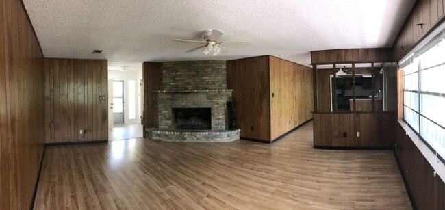 Living room - 146 Applewood Dr