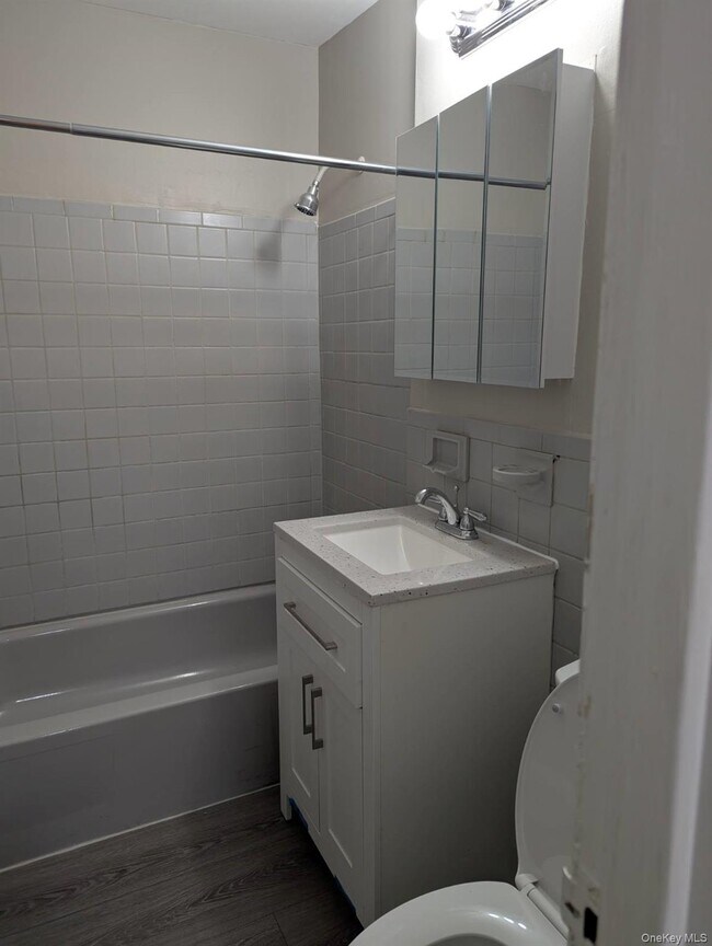 Foto del edificio - 1 Hemlock Dr