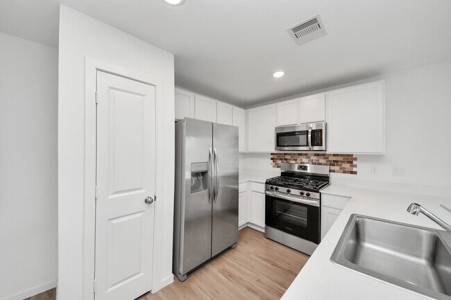 Building Photo - 1607 Red Oak Dr